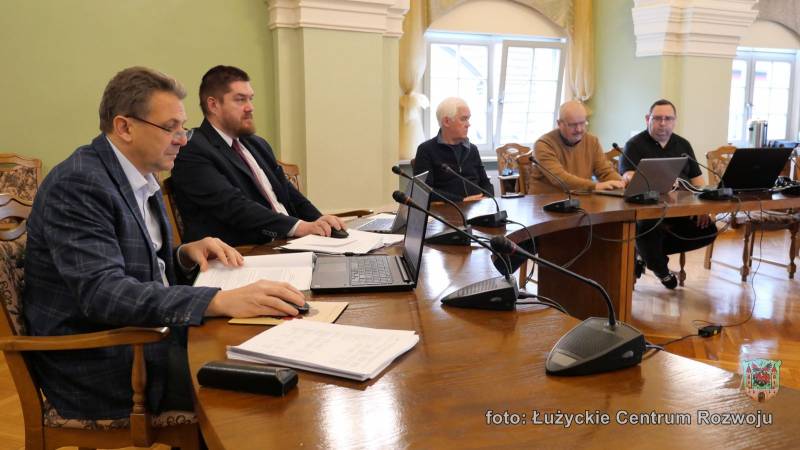 uczestnicy zdalnej sesji Rady Miasta Lubań w sali rajców lubańskiego ratusza